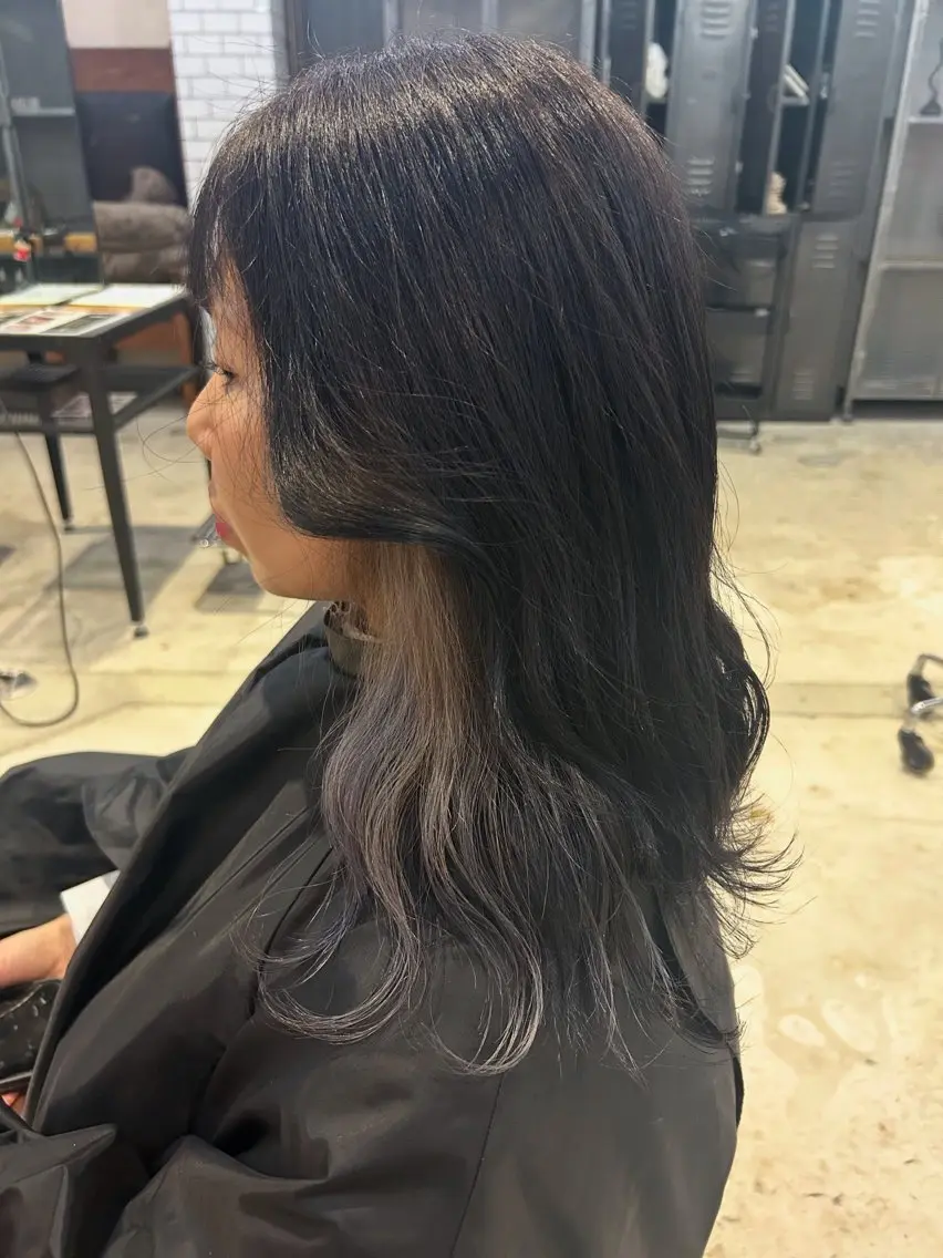 ミディアム カラー ブリーチ シルバー ヘアカラー 植吉 琉月のヘアスタイル