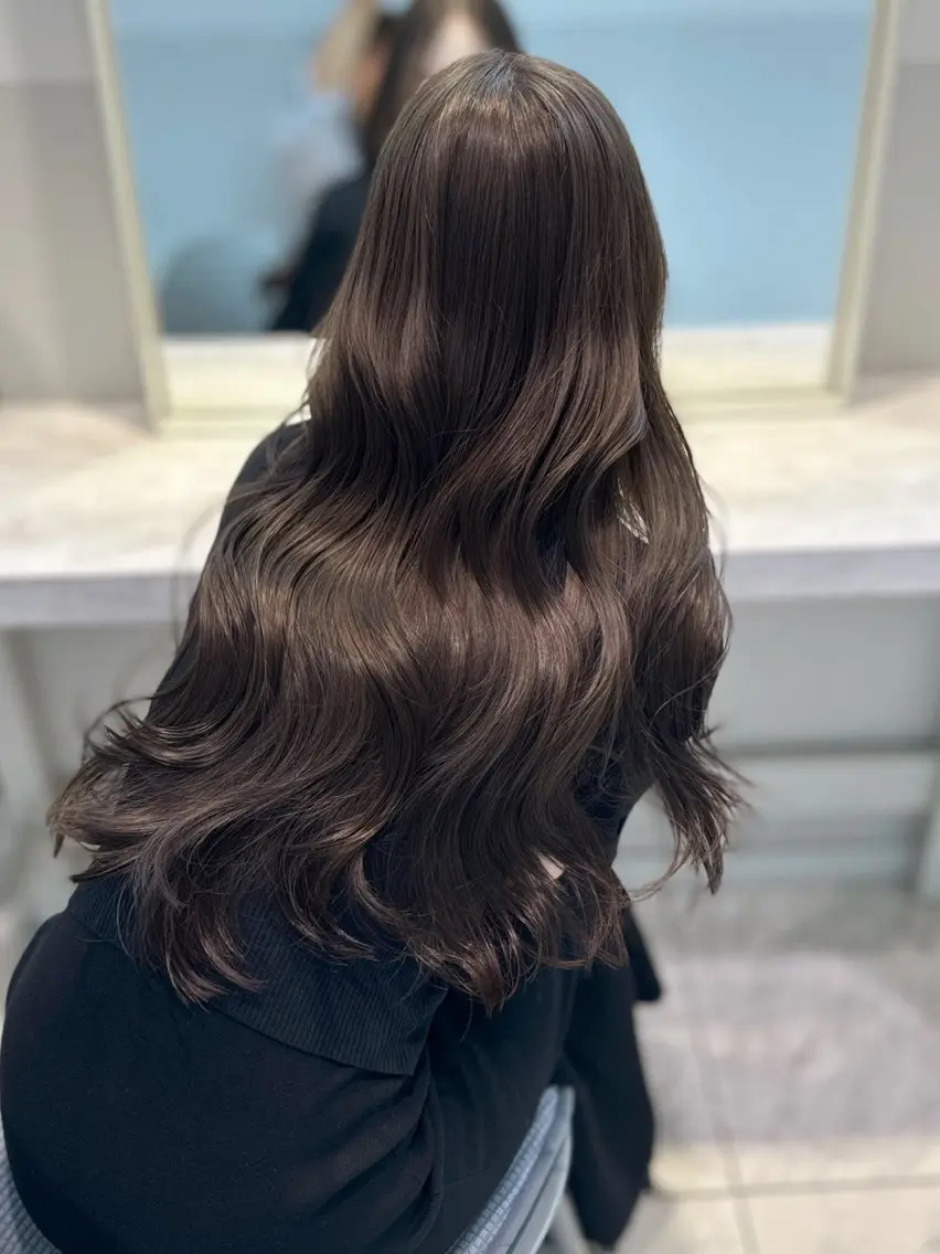 まとまるレイヤーカット+赤み0の透明感カラーの写真