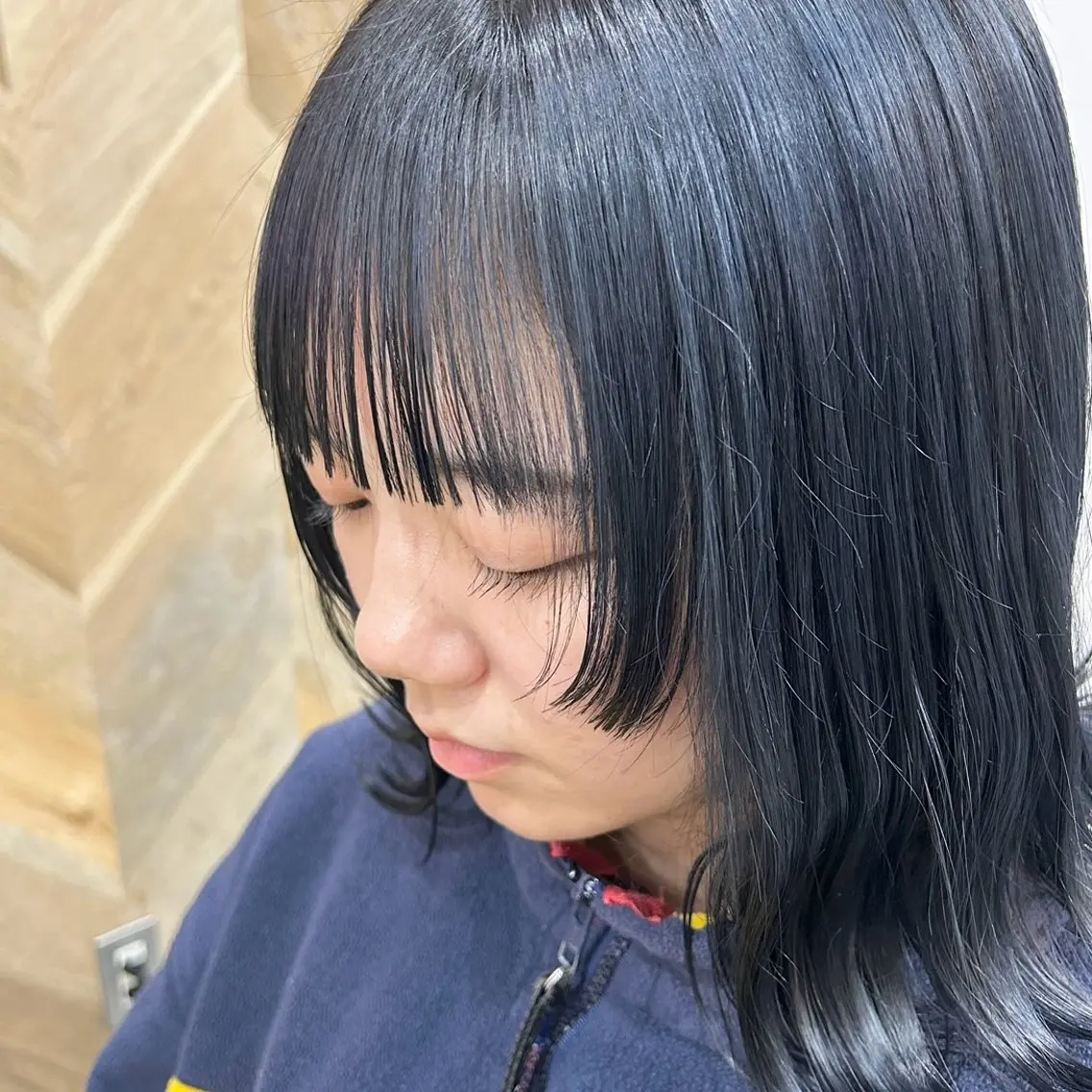 ミディアム カラー 黒髪 ネイビーカラー くびれヘア ウルフカット TIES/艶髪/透明 感カラー🌷トーコのヘアスタイル