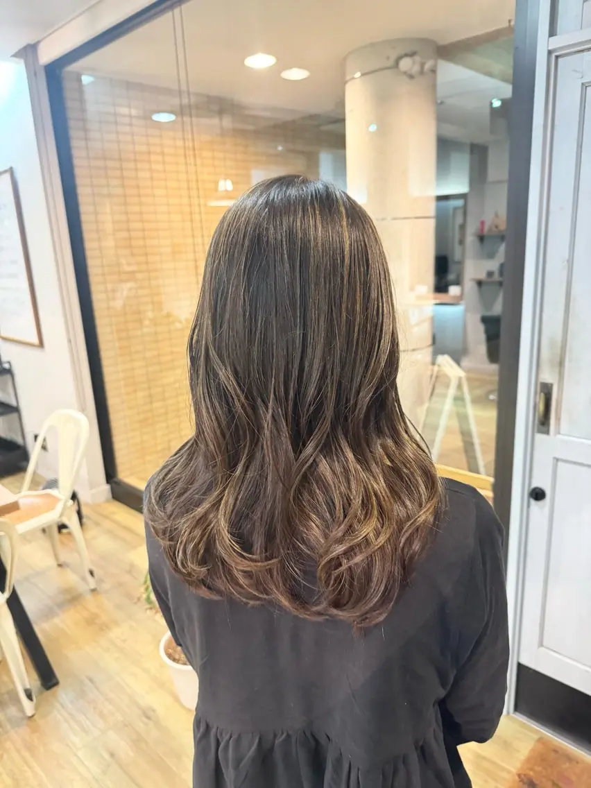 ロング カラー グレージュ ヘアカラー トリートメント ツキダテ ユイのヘアスタイル