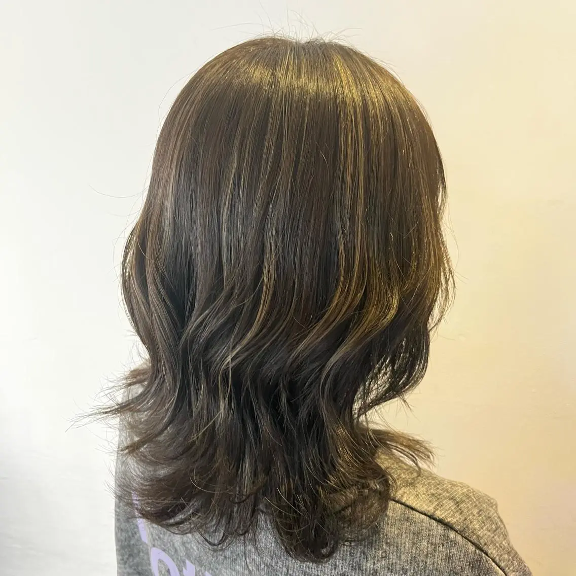 セミロング カラー ベージュカラー ハイライトカラー ハイライト おくだ　りお /ハイトーンカラーのヘアスタイル