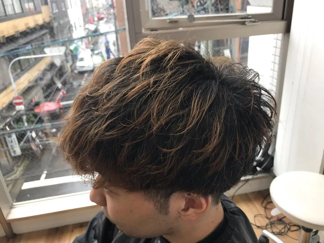 メンズ マッシュ ハイトーン髪質改善 家中貴典のヘアスタイル