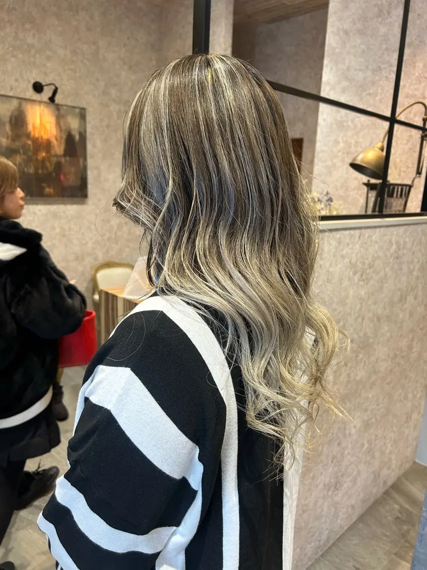 セミロング カラー ヘアアレンジ バレイヤージュ ベージュカラー シルバー シルバーベージュ レイヤーカット ヘアカラー トリートメント earth尾形美穂 🫧髪質改善縮毛🫧のヘアスタイル