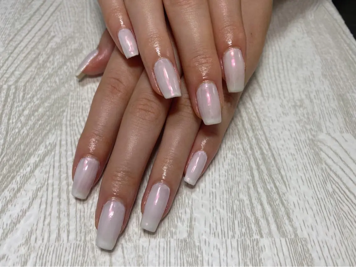 ネイル オーロラネイル ワンカラーネイル スクエアネイル ホワイト ハンドネイル Ulu Nail 🌱MOMOKAのネイルデザイン