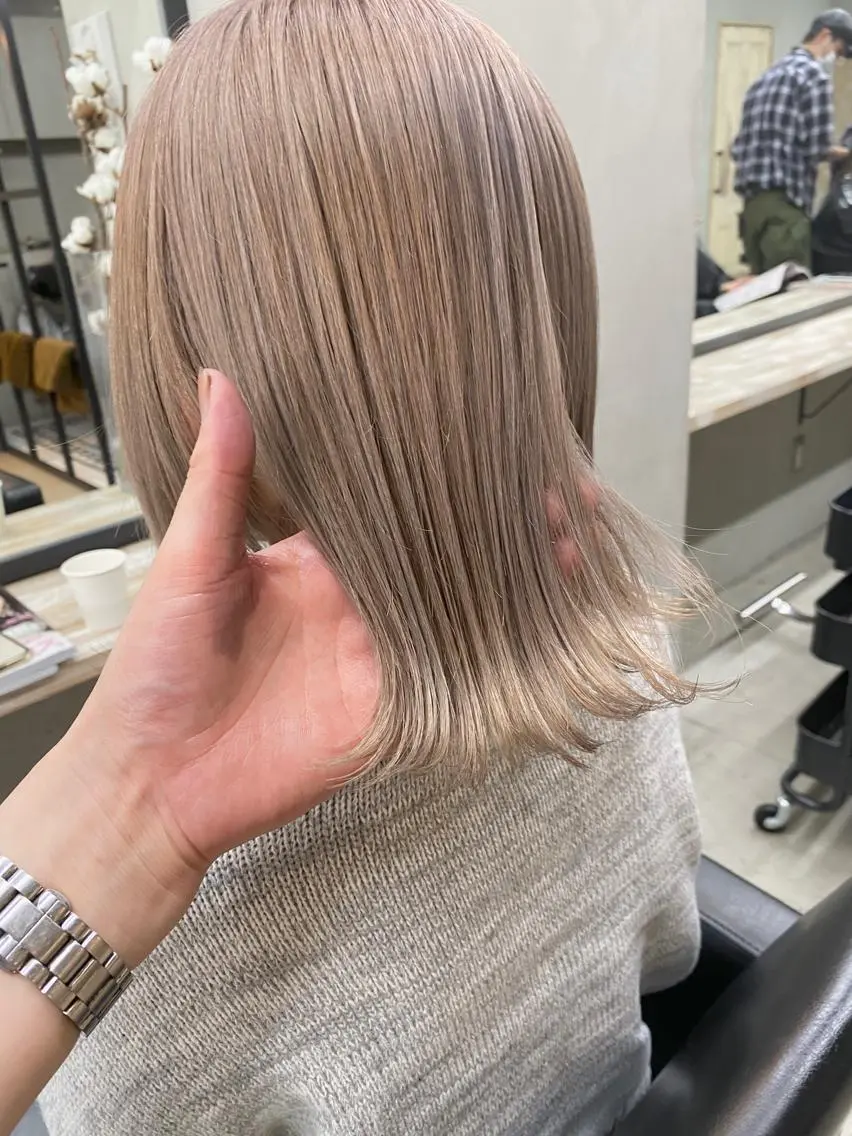 【🌟トレンド最先端、メンズもOK】ミルクティーカラー、ホワイトカラー(ケアブリーチ込み)+リペアトリートメントの写真