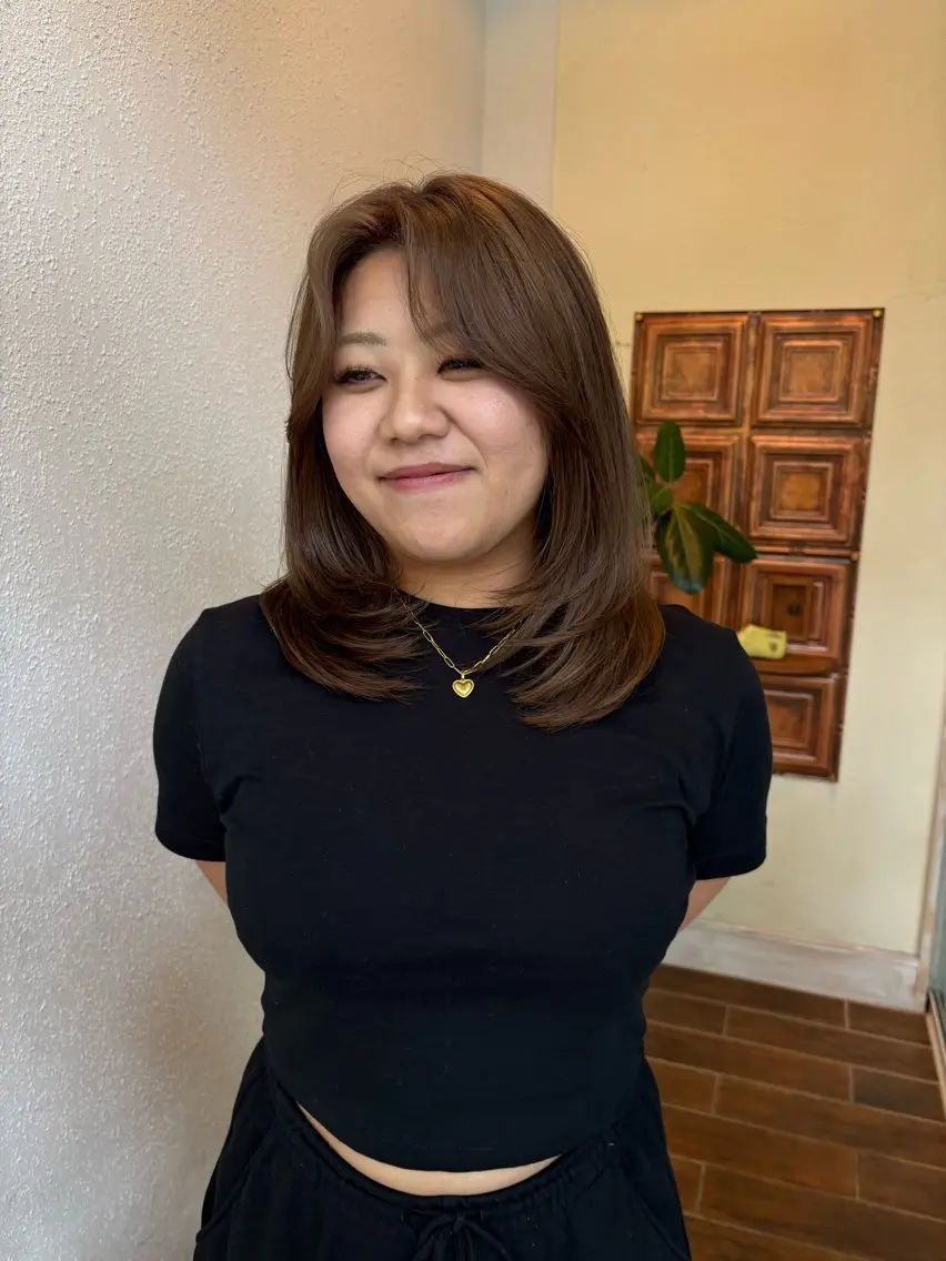 ミディアム カット 角田 桃香のヘアスタイル