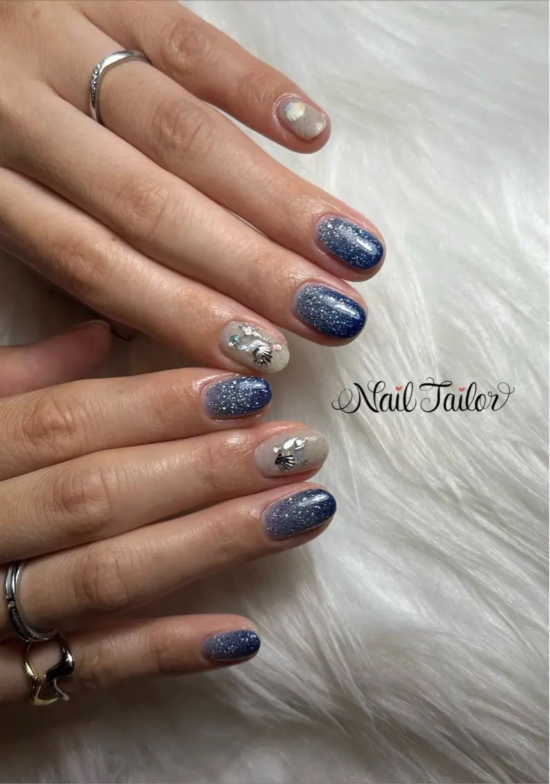 ネイル ブルー フラッシュネイル キラキラネイル 水色 夏ネイル ハンドネイル NailTailor ネイルテイラーのネイルデザイン
