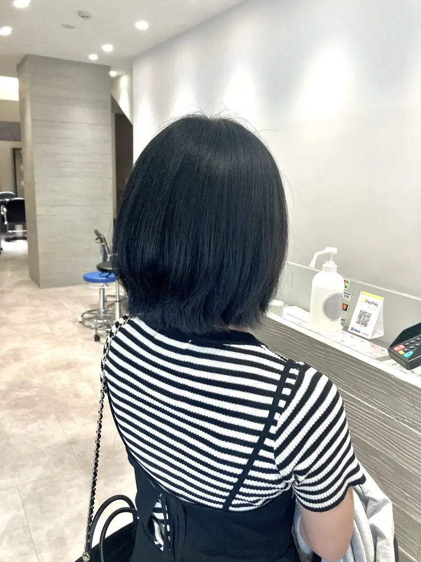 ショート カラー ボブレイヤー 黒髪 ブルーカラー ブルーブラック ボブ サキ🤍ハイトーン 🪩レイヤーカットのヘアスタイル