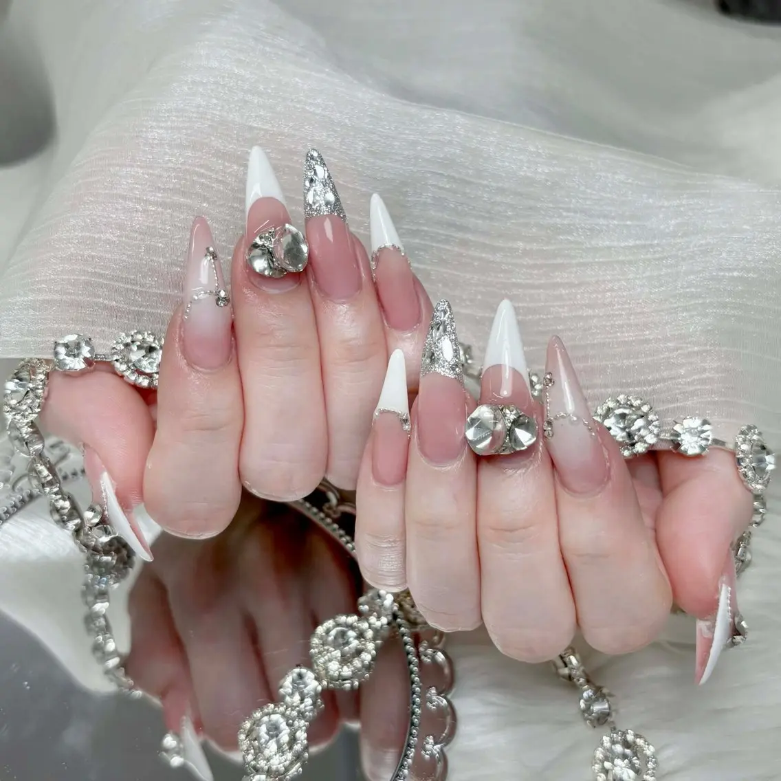 ネイル アートネイル フレンチネイル ジェルネイル ガーリー キラキラネイル ハンドネイル ハンドケア Nova Nailのネイルデザイン