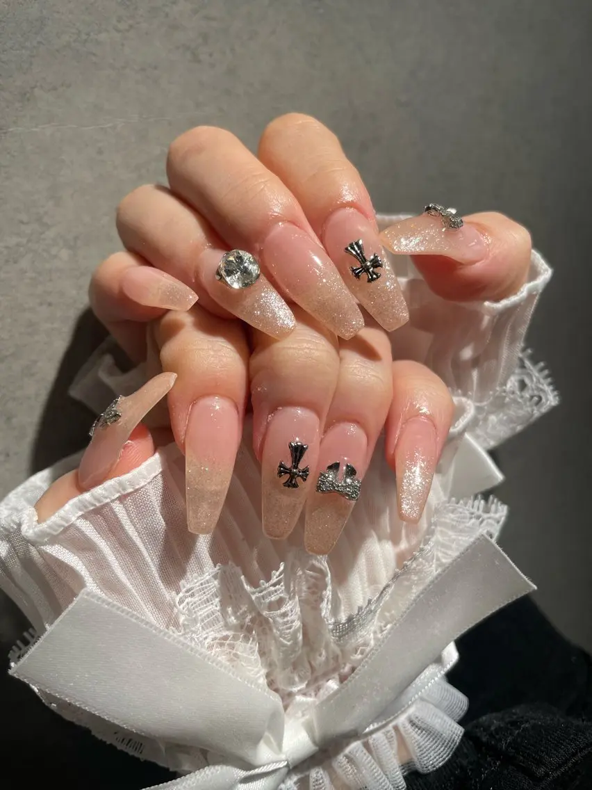 ネイル キラキラネイル ラメ(グリッター) シルバー I-nail Moeのネイルデザイン