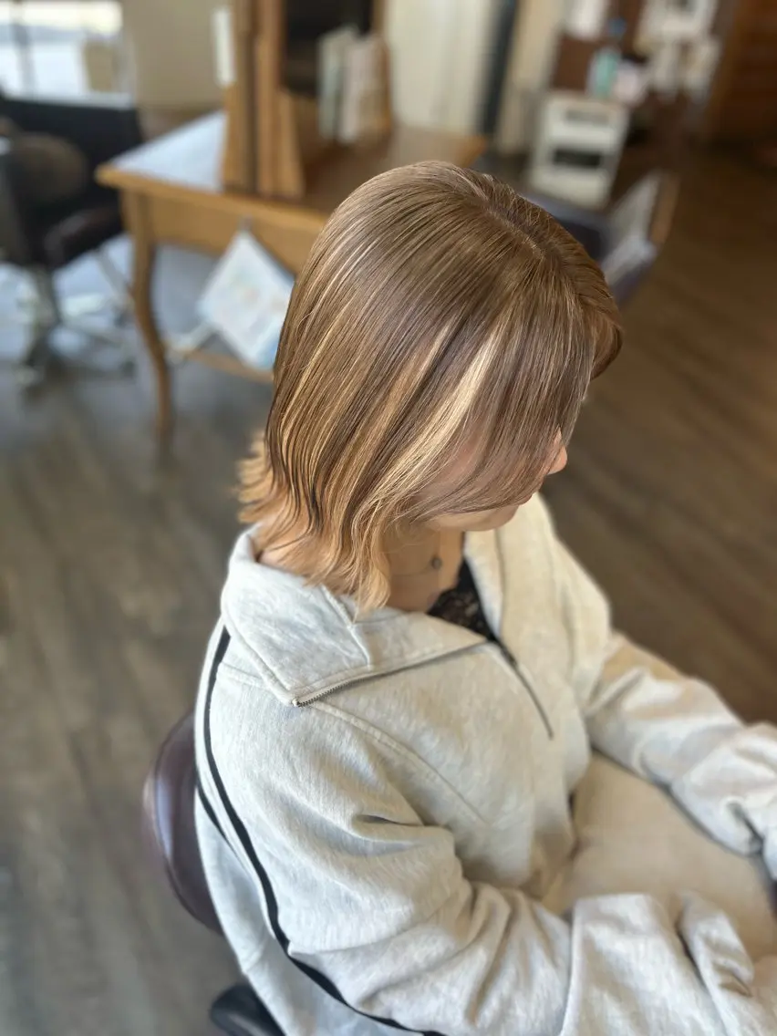 ミディアム カラー ベージュカラー ブリーチ ホワイトベージュ カット ヘアカラー 井上 花音のヘアスタイル