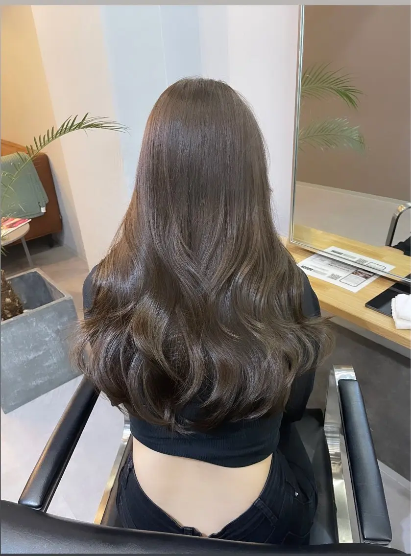 ミディアム カラー カット ヘアカラー トリートメント レイヤーカット 西村あきやのヘアスタイル