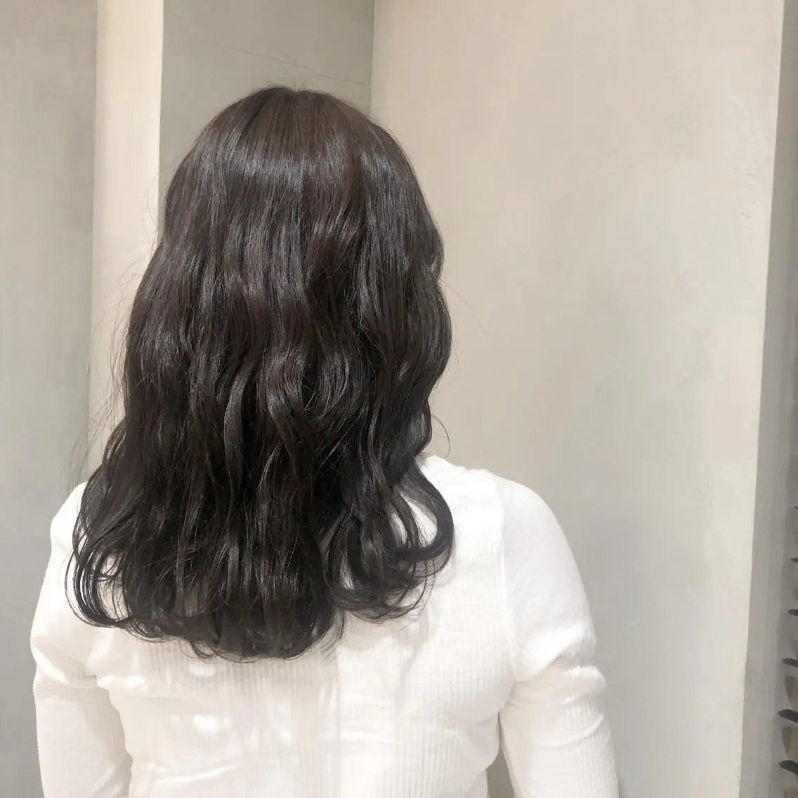 セミロング カラー カジュアルを女っぽく 𝗮𝘆𝗮𝗰𝗼のヘアスタイル