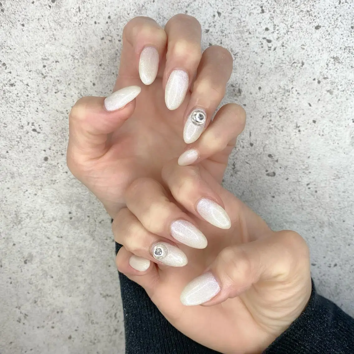 セミロング カラー パーマ ヘアアレンジ メンズ キッズ ネイル マツエク・マツパ アイブロウ キラキラネイル ラメ(グリッター) スカルプネイル ストーンネイル ホワイト Salon Ｋのネイルデザイン