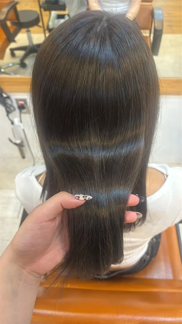ミディアム カラー アッシュ アッシュブラウン ブラウンカラー 透明感カラー ヘアカラー Agu.hair / ミナミのヘアスタイル