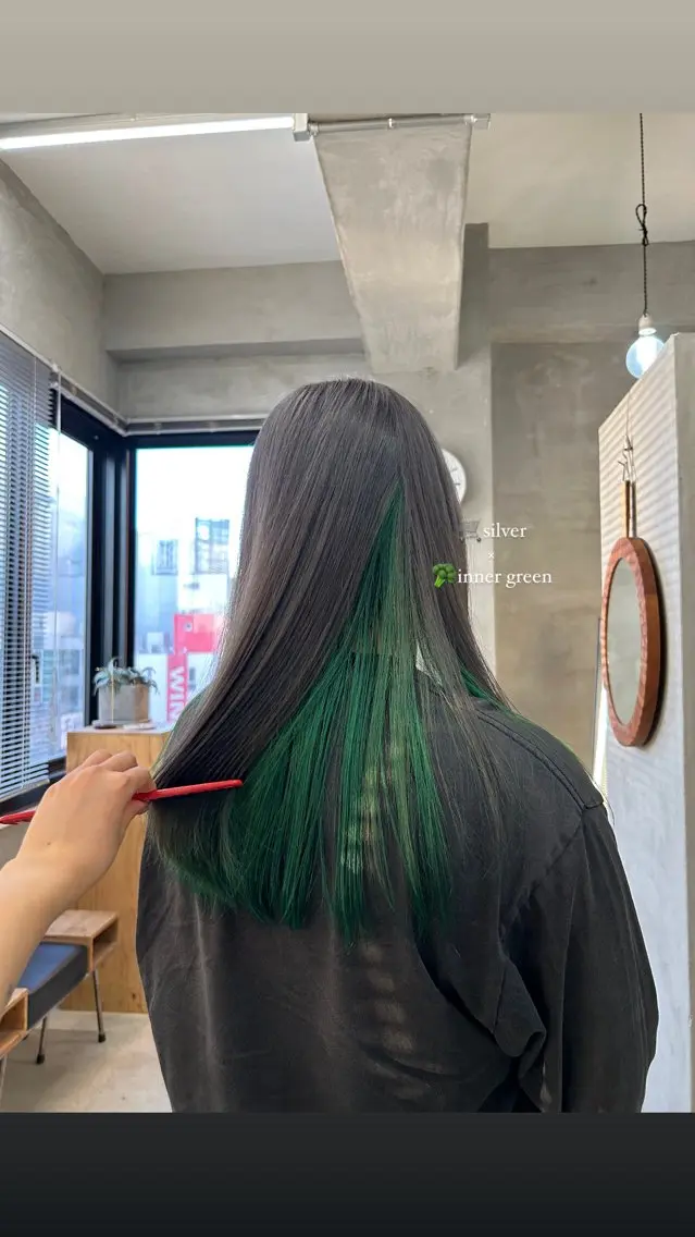 カラー インナーカラー シルバー taoka ayaのヘアスタイル
