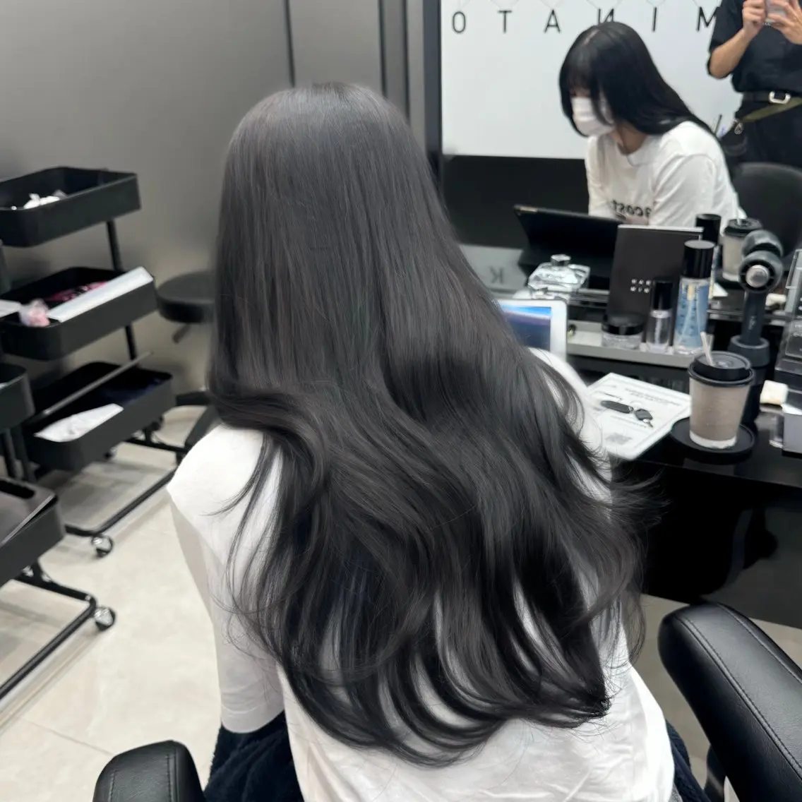 ロング カラー 透明感カラー ダークグレー ダークグレージュ グレージュ 新宿/顔周りカット/ レイヤー/がっきーのヘアスタイル
