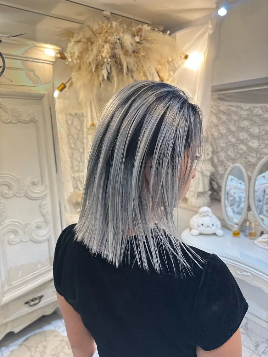 セミロング レイヤーカット カット ヘアカラー トリートメント 安藤悠里/ハイトーン /デザインカラーのヘアスタイル