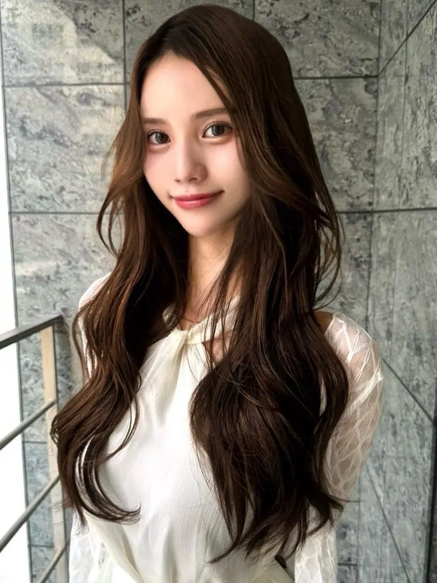 ロング レイヤー/顔周り ブリーチカラーのヘアスタイル
