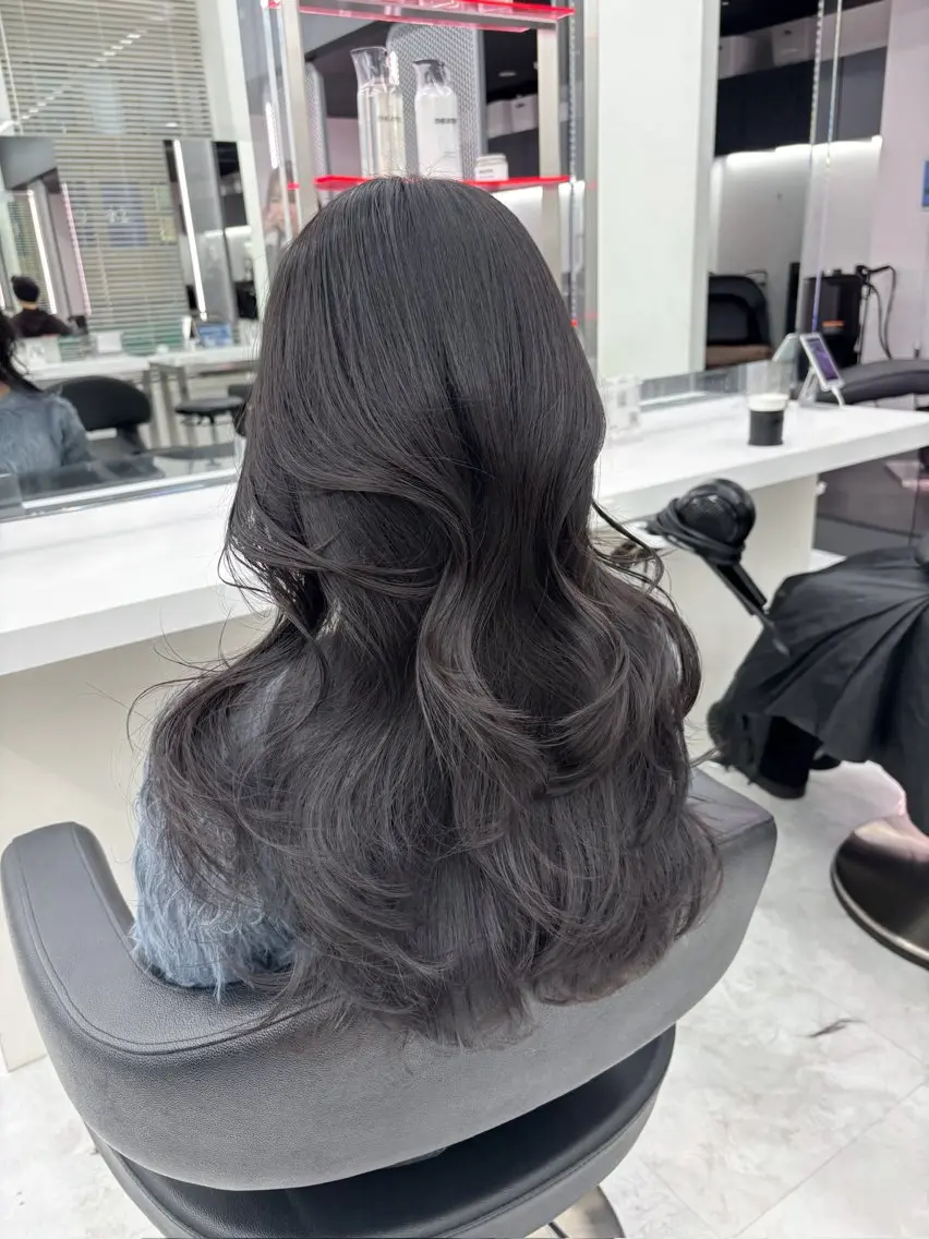 ロング カラー 抜け感レイヤー︴ ニュアンスカラーのヘアスタイル