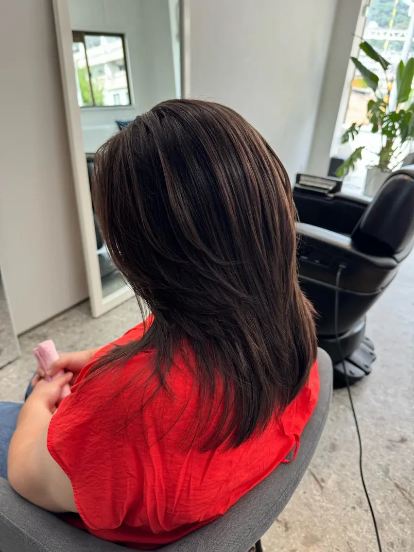 ミディアム かきあげバング レイヤーカット カット ヘアカラー トリートメント 箕面☆髪質改善☆安田 聡志のヘアスタイル