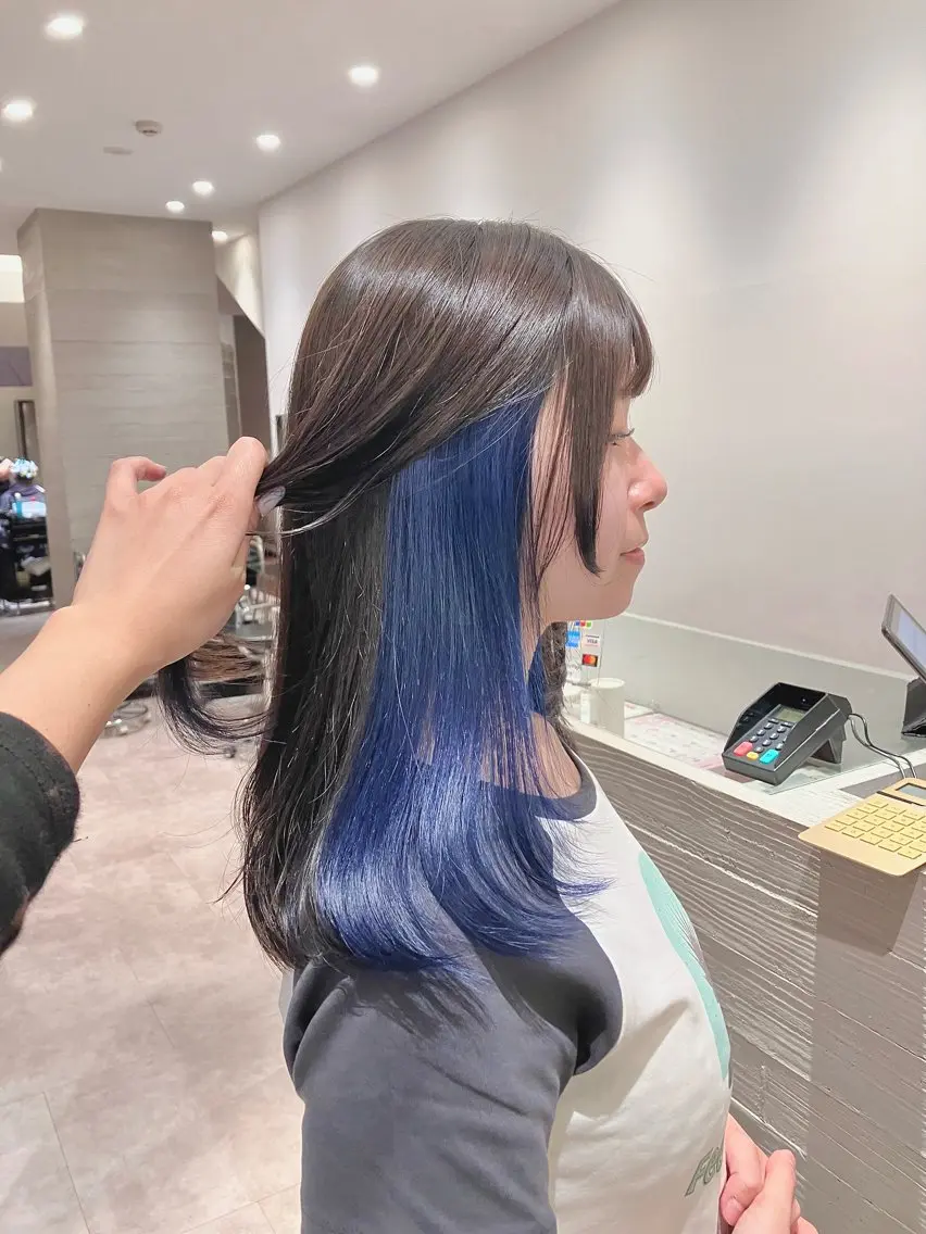ロング カラー ブルーカラー グレージュ サキ🤍ハイトーン 🩰くびれ巻きヘアのヘアスタイル