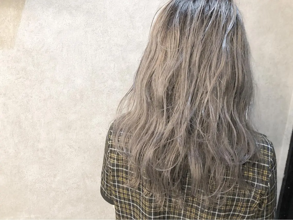 セミロング カラー 顔周りレイヤーカット ブリーチminamiのヘアスタイル