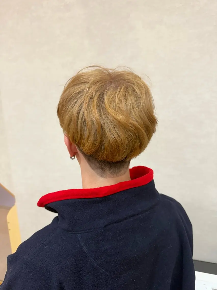 ショート カラー メンズ メンズブリーチ ベージュカラー ブリーチ 透明感カラー ミルクティーベージュ 根石 結菜のヘアスタイル