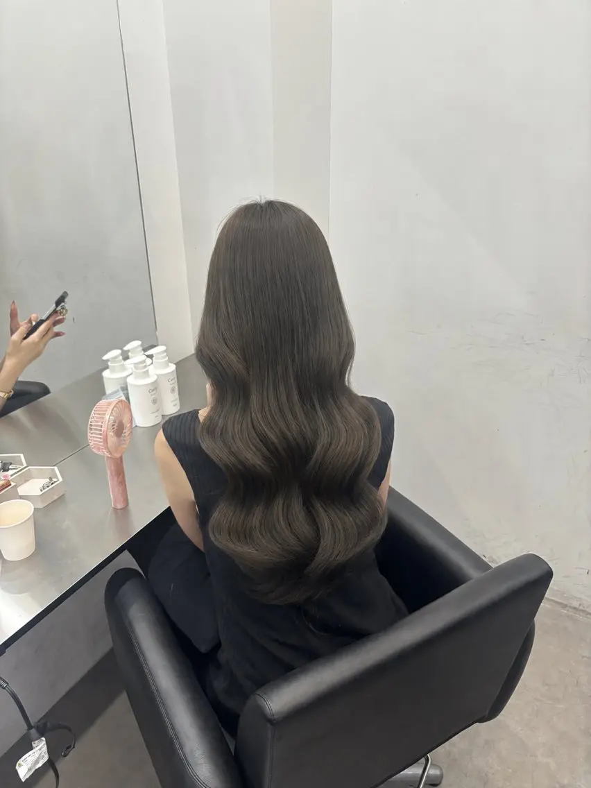 ロング カラー グレージュ オリーブグレージュ オリーブグレー Core茶屋町 HINATAのヘアスタイル