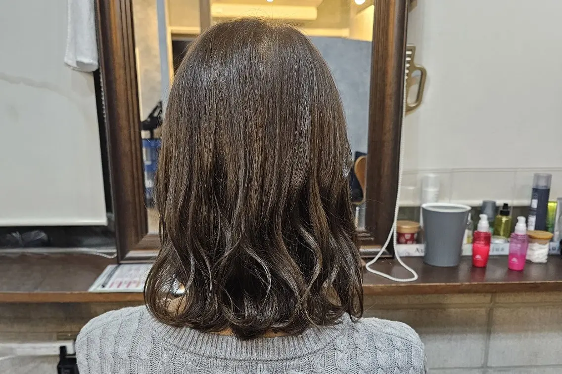ミディアム アッシュ S. ERIのヘアスタイル