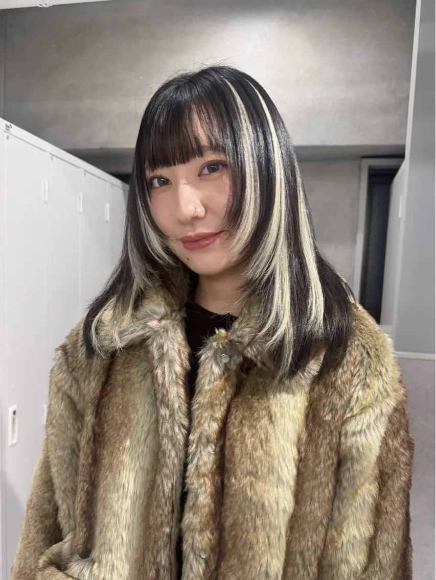 セミロング シールエクステ エクステ カット エクステ Manami🖤 レイヤー×ハイトーンのヘアスタイル