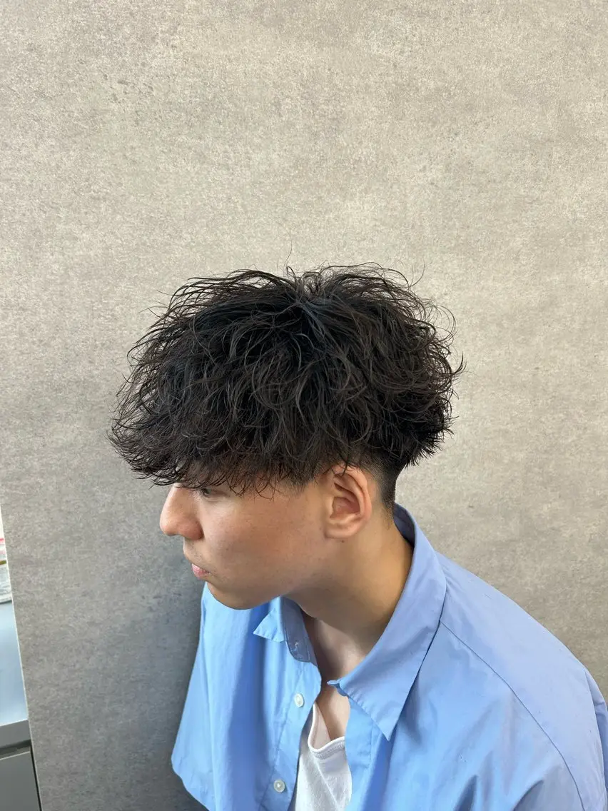 パーマ メンズ メンズブリーチ センターパート ダウンパーマ カルマパーマ メンズ韓国風 磯村 翔大のヘアスタイル