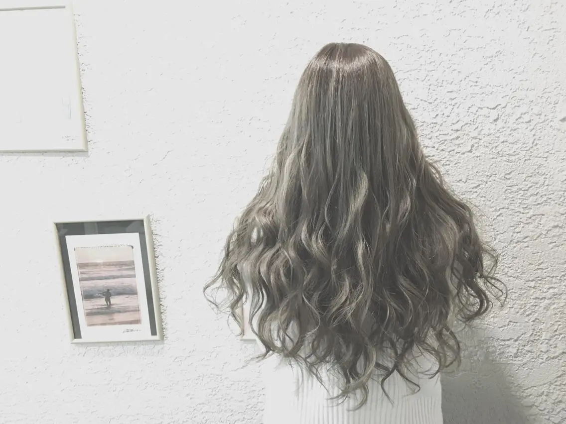 ロング カラー アッシュ ブリーチ ハイライトカラー ハイトーンカラー 3Dハイライト てんま さやかのヘアスタイル