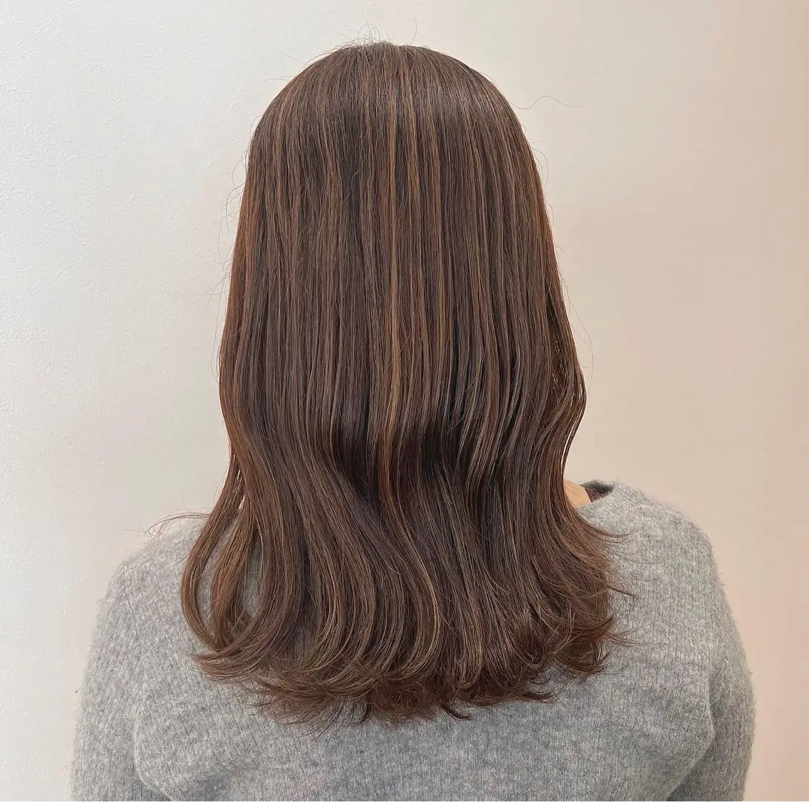 セミロング ハイライト 切りっぱなしボブ 👩🏼ミニボブのヘアスタイル