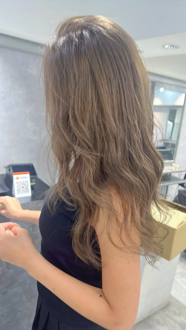 セミロング カラー ブリーチ 透明感カラー グレージュ ハイトーンカラー ミルクティーグレージュ カット ヘアカラー YUI ハイトーンカラーのヘアスタイル