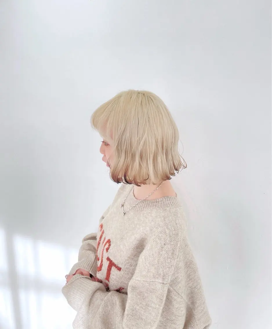 ミディアム 似合わせカット Muミュー/ブリーチ ハイトーン　Wカラーのヘアスタイル