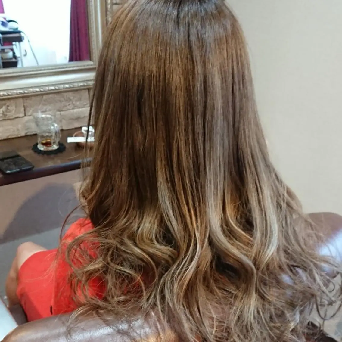 カラー ロング グレージュ ハイライトカラー ハイライト 美髪 カラーリストのヘアスタイル