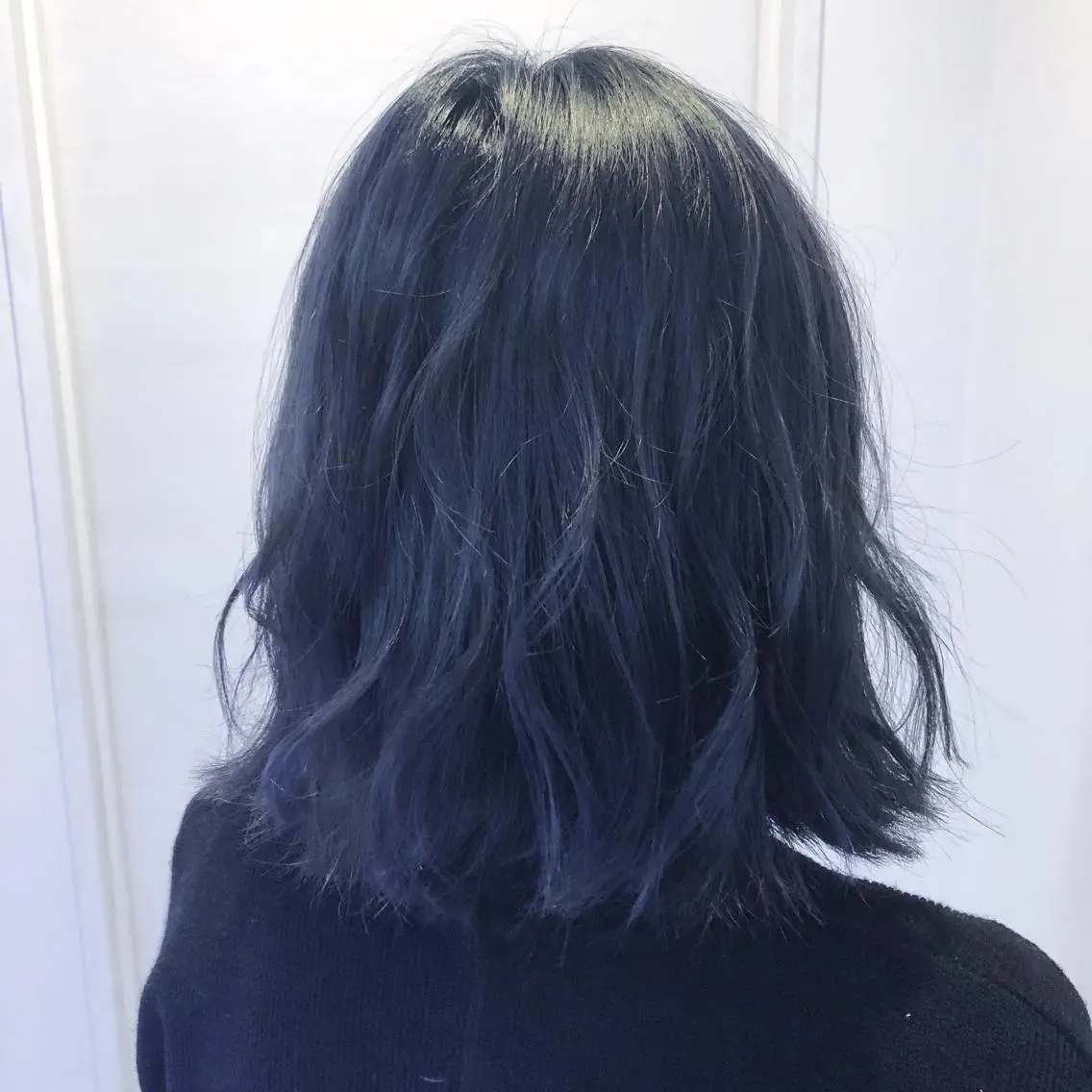 ミディアム カラー 黒髪 ブリーチ ブルーカラー ブルーブラック 白井 つづりのヘアスタイル