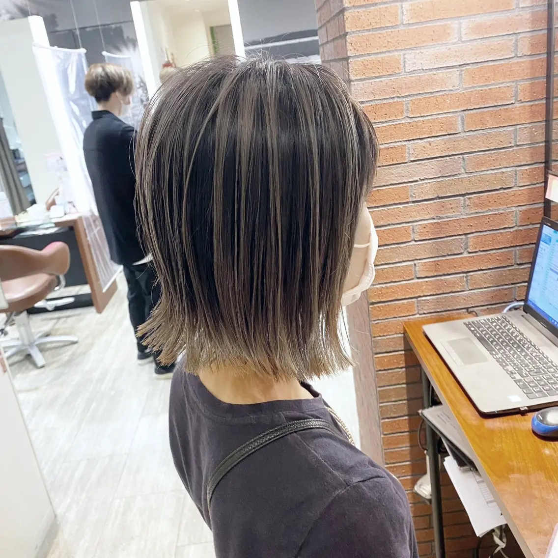 ショート カラー ボブレイヤー アッシュ バレイヤージュ ベージュカラー ブリーチ 髪質改善カラー韓国風 レイヤーtudaのヘアスタイル