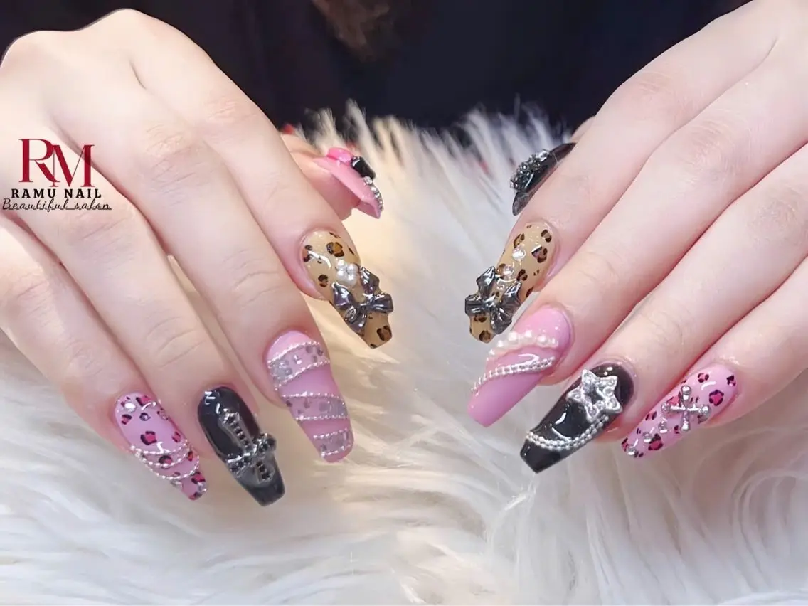 ネイル キラキラネイル マグネットネイル ミラーネイル ピンク 夏ネイル ハンドネイル RAMU Nail 恵比寿店のネイルデザイン