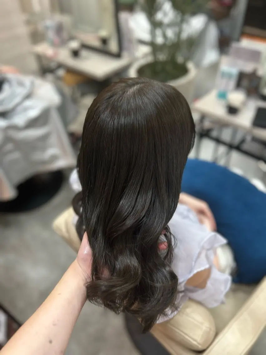 カラー グレージュ オリーブグレージュ オリーブグレー 羽成 優衣菜のヘアスタイル