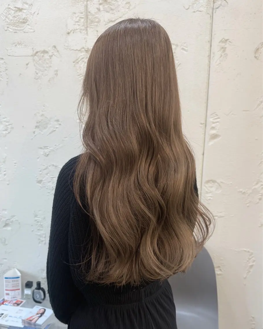 ロング カラー ベージュカラー ブリーチ ミルクティーベージュ カット ヘアカラー トリートメント ハイトーン🦢 Natsumiのヘアスタイル