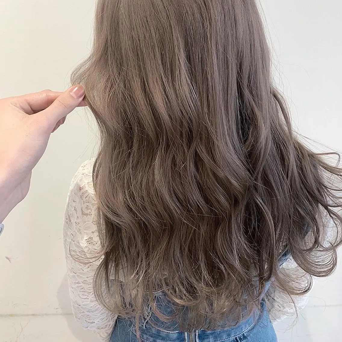 ロング カラー ヘアアレンジ ベージュカラー ブリーチ ミルクティーベージュ 阿部 圭悟のヘアスタイル