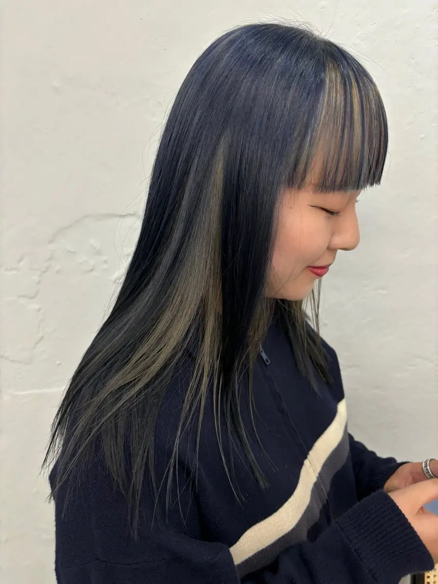 ロング カラー デザインカラー ネイビーカラー シルバー amu/ブリーチなし ダブルカラーのヘアスタイル
