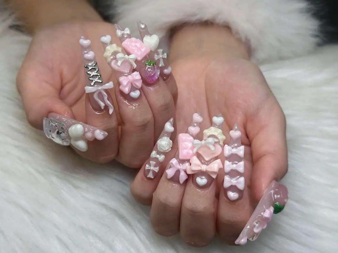 ネイル チークネイル ドット フレンチネイル グラデーション 韓国ネイル ハンドネイル Lisa Nail Salonのネイルデザイン