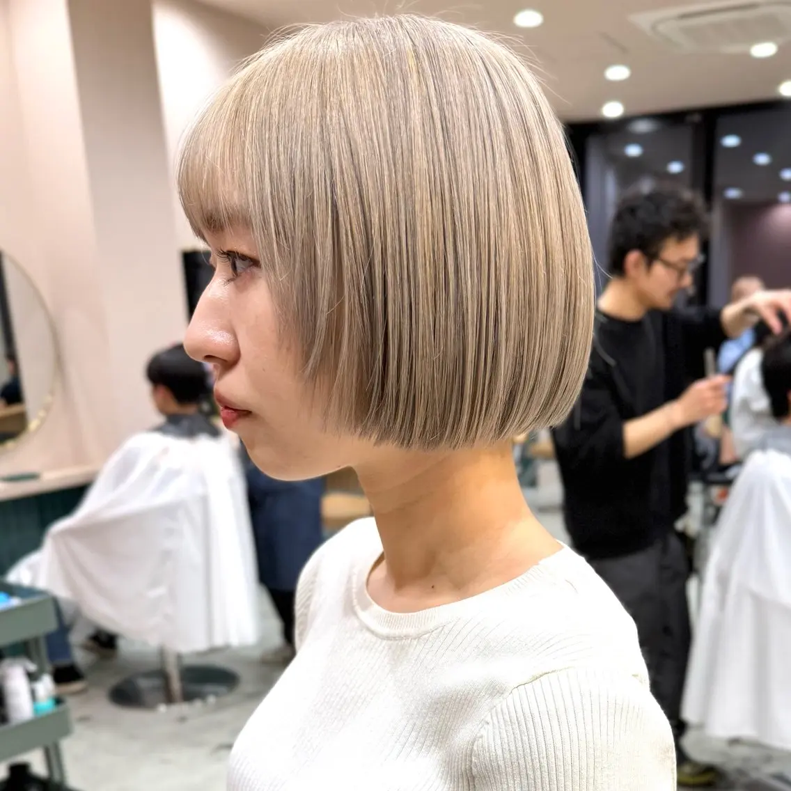 ショート カラー ベージュカラー シルバー シルバーベージュ カット ヘアカラー 艶ブリーチカラー✨ ボブレイヤーSakiのヘアスタイル