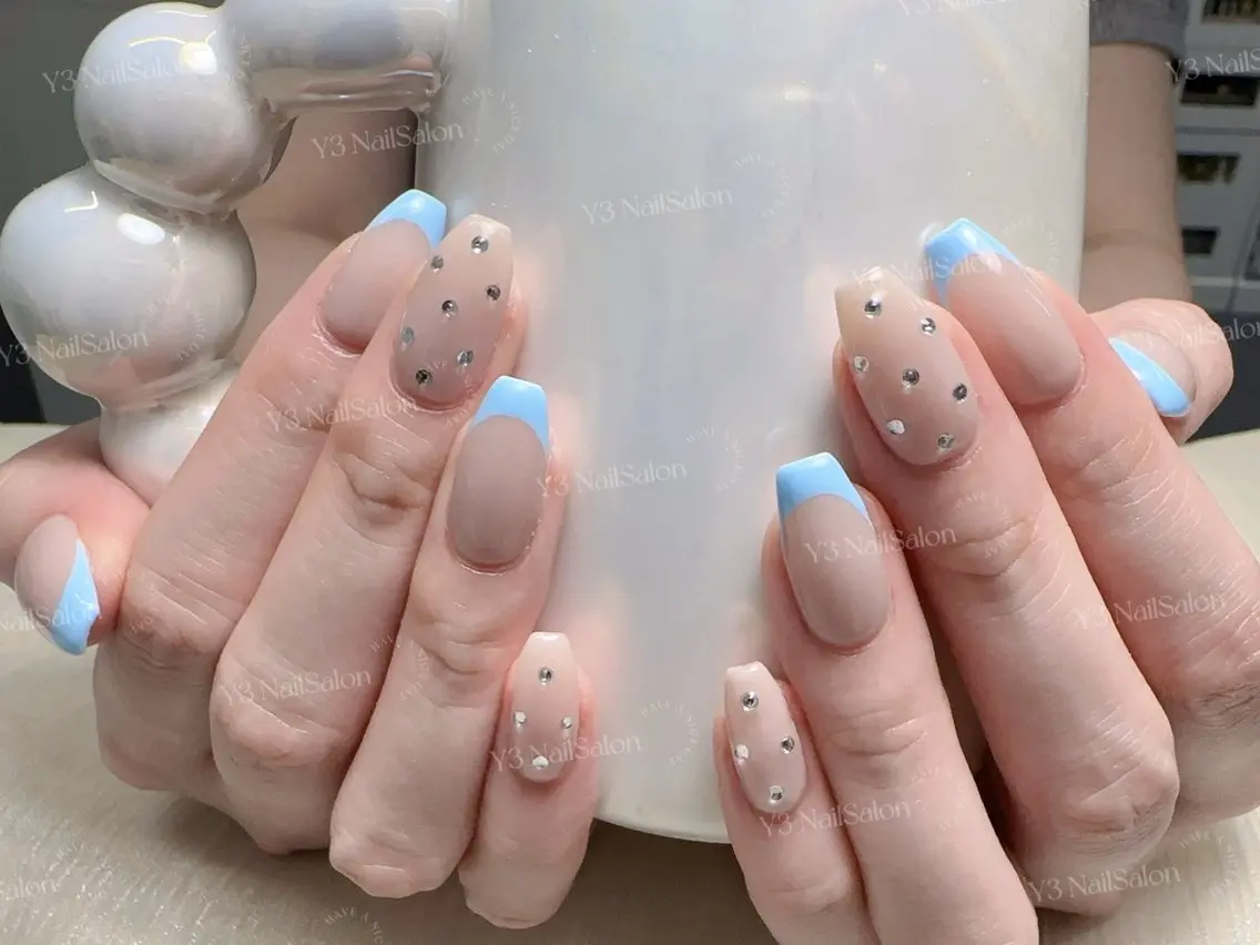 ネイル ブルー ドット フレンチネイル 韓国ネイル オフィスネイル ハンドネイル Y3 NailSalonのネイルデザイン