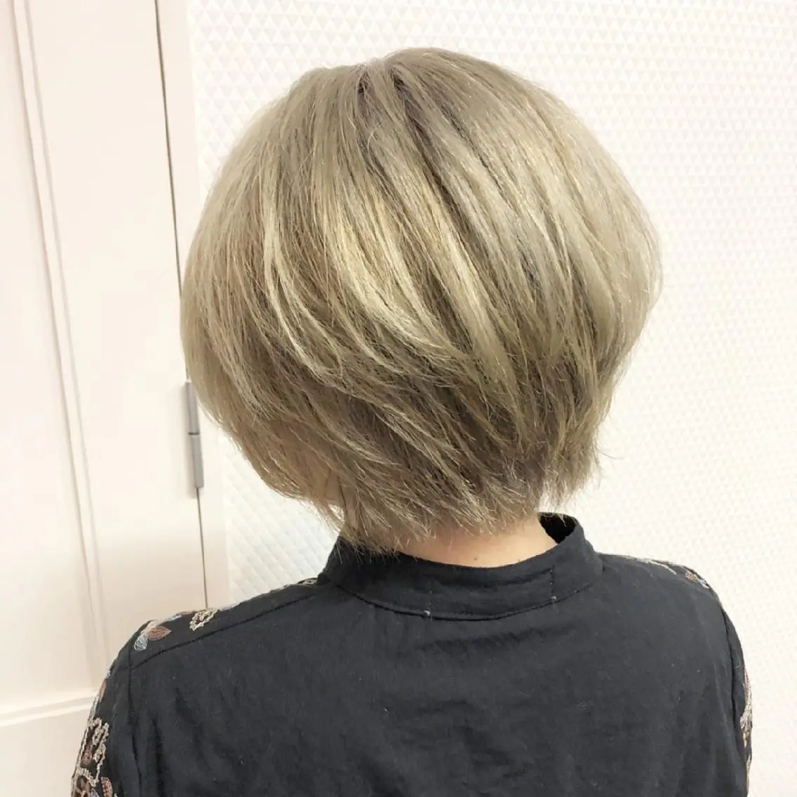 ショート カラー ブリーチ 竹内啓太 ボブのヘアスタイル