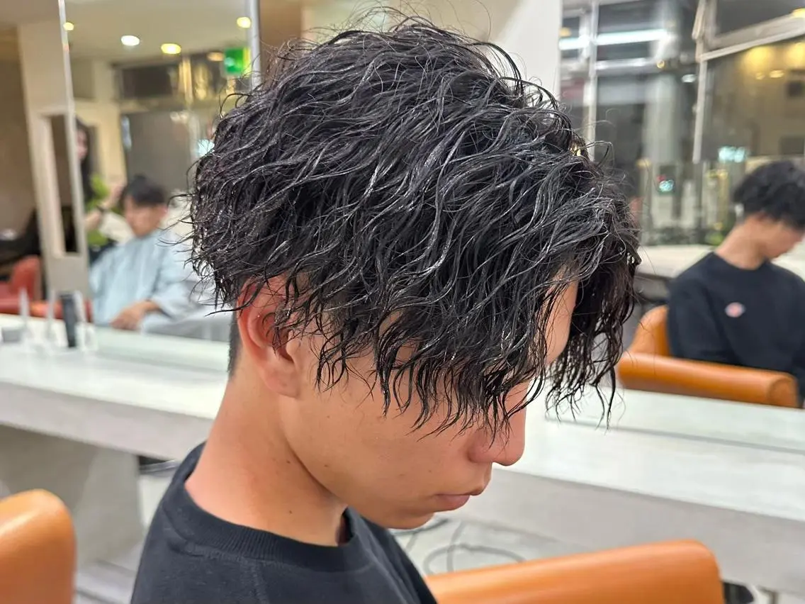 メンズ フェザーパーマ メンズ韓国風 メンズパーマ FOCUSJAPAN MENS SALONのヘアスタイル