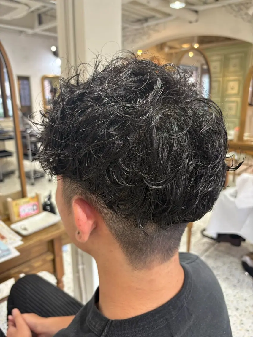 ショート パーマ メンズ スペインカール カット パーマ 中澤 衿葉のヘアスタイル
